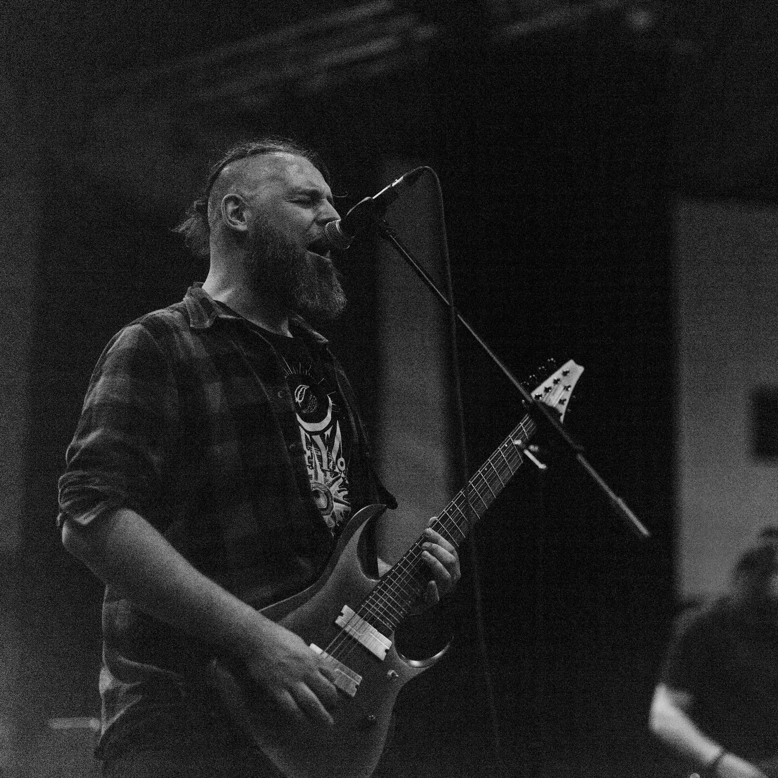 Dethscend est un groupe de funeral sludge metal originaire de Lille, en France, reconnu pour ses sonorités lourdes et ses ambiances sombres et introspectives. - Image 6